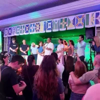 Nelsinho Trad discursa ao público ao lado do irmão, Otávio Trad, da esposa, Keila, e do vereador Francisco Gonçalves, o "Veterinário Francisco". (Foto: Kamila Alcântara)