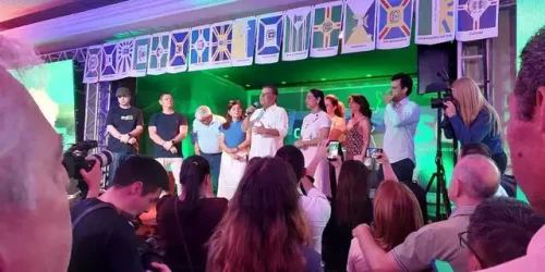 Nelsinho Trad discursa ao público ao lado do irmão, Otávio Trad, da esposa, Keila, e do vereador Francisco Gonçalves, o "Veterinário Francisco". (Foto: Kamila Alcântara)