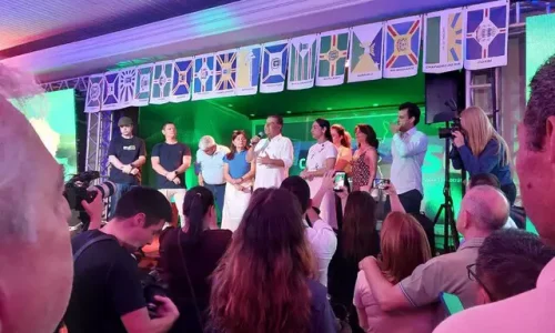 Nelsinho Trad discursa ao público ao lado do irmão, Otávio Trad, da esposa, Keila, e do vereador Francisco Gonçalves, o "Veterinário Francisco". (Foto: Kamila Alcântara)