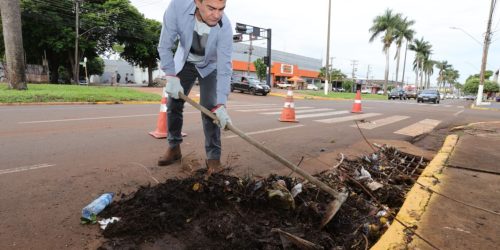 Prefeito acompanhou serviço da equipe de Serviços Urbanos e também colocou a ‘mão na massa’ na limpeza de bueiros – Foto: A. Frota