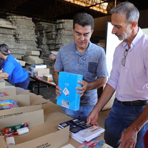 Prefeito Marçal Filho e o secretário de educação José Vicente Tardivo acompanham a montagem do kit escolar  – Foto: A. Frota