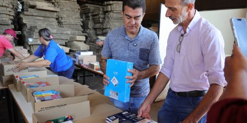 Prefeito Marçal Filho e o secretário de educação José Vicente Tardivo acompanham a montagem do kit escolar  – Foto: A. Frota