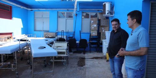 Móveis e materiais inservíveis se acumulam no pátio do Hospital da Vida – Fotos: A. Frota