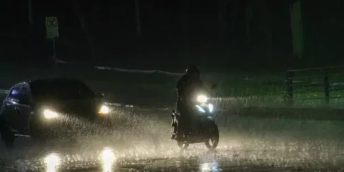 Motociclista se arrisca no meio do temporal em Campo Grande (Foto: Juliano Almeida).