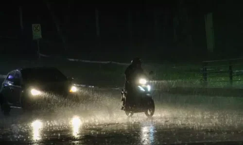 Motociclista se arrisca no meio do temporal em Campo Grande (Foto: Juliano Almeida).