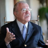 José Sarney recebe alta hospitalar após nove dias de internação