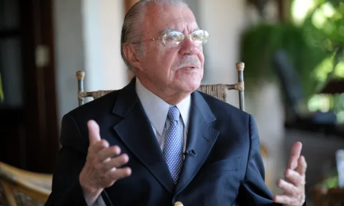 José Sarney recebe alta hospitalar após nove dias de internação