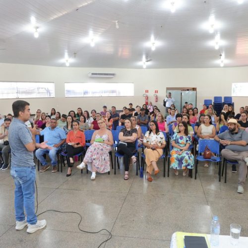 O prefeito Marçal Filho e o secretário municipal de Educação José Targino reunido com os diretores de escolas e Ceims para falar do ano letivo – Foto: A. Frota