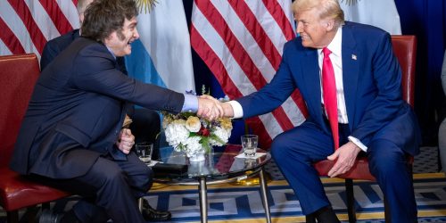 O presidente Donald Trump se encontra com o presidente argentino Javier Milei no Gaylord National Resort & Convention Center em Oxon Hill, Maryland, no sábado, 22 de fevereiro de 2025. (Foto oficial da Casa Branca por Molly Riley)
