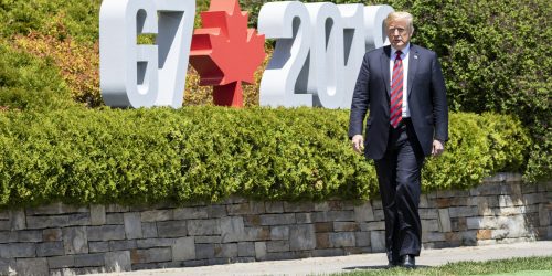 O presidente Donald J. Trump chega à recepção oficial do G-7, sexta-feira, 8 de junho de 2018, e é recebido pelo primeiro-ministro canadense Justin Trudeau e sua esposa, Sophie Gregoire Trudeau, no Fairmont Le Manoir Richelieu, em Charlevoix, Canadá. (Foto oficial da Casa Branca por Shealah Craighead)