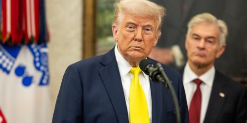 O presidente Donald Trump participa da cerimônia de posse do administrador dos Centros de Serviços Medicare e Medicaid, Mehmet Oz, na sexta-feira, 18 de abril de 2025, no Salão Oval. (Foto oficial da Casa Branca por Molly Riley)