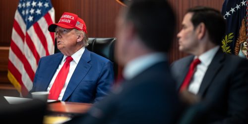 O presidente Donald Trump e sua equipe de segurança nacional se reúnem na Sala de Situação da Casa Branca, sábado, 21 de junho de 2025. (Foto oficial da Casa Branca por Daniel Torok)