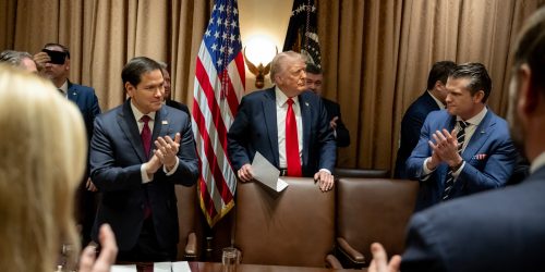 O presidente Donald Trump realiza uma reunião de gabinete na quarta-feira, 26 de fevereiro de 2025, na Sala do Gabinete. (Foto oficial da Casa Branca por Molly Riley)
