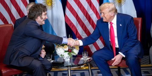 O presidente Donald Trump se encontra com o presidente argentino Javier Milei no Gaylord National Resort & Convention Center em Oxon Hill, Maryland, no sábado, 22 de fevereiro de 2025. (Foto oficial da Casa Branca por Molly Riley)