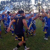 Equipe da AAVV garantiu a taça em uma final cheia de simbolismo, disputada no mesmo dia em que o município comemorou 90 anos de emancipação – Foto: Assecom