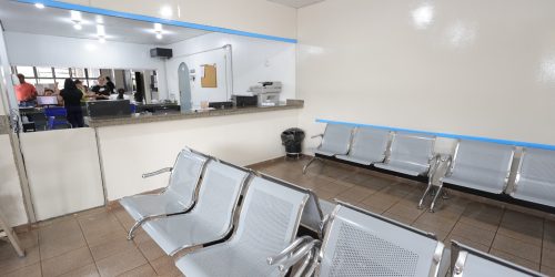 Serviço de revitalização começou pela recepção da ortopedia que ganhou pintura, planta de ornamentação e substituição de cadeiras – Fotos: A. Frota