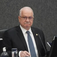 Fachin aguarda explicações de ministros para decidir sobre crise