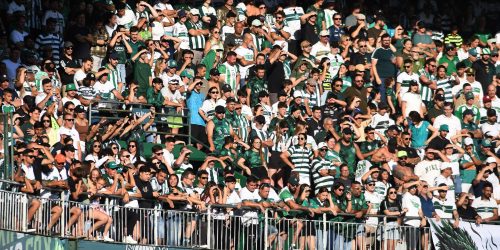 Torcida do Coritiba deve ter presença maciça no Couto Pereira, para jogo com o Bahia
Créditos: Gustavo Oliveira