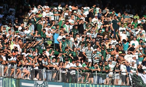 Torcida do Coritiba deve ter presença maciça no Couto Pereira, para jogo com o Bahia
Créditos: Gustavo Oliveira