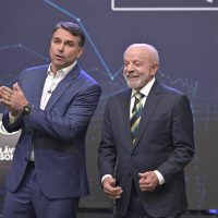 Flávio Bolsonaro tem 51% dos votos válidos contra 49% de Lula no 2º turno
