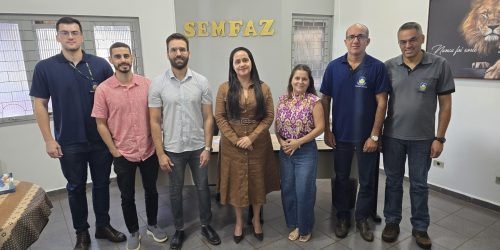 Secretária Suelen Nunes Venâncio com a equipe que trabalhou na reestruturação da Secretaria Municipal de Fazenda – Foto: Assecom