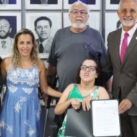 Sergio Nogueira homenageia Escola Reis Veloso e estudante aprovada na UFGD
