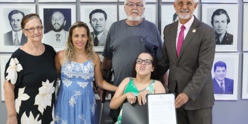 Sergio Nogueira homenageia Escola Reis Veloso e estudante aprovada na UFGD