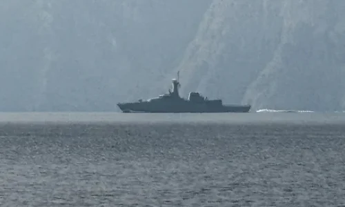Após reabertura, Irã volta a boquear o Estreito de Ormuz neste sábado (18).
SAHAR AL ATTAR / AFP