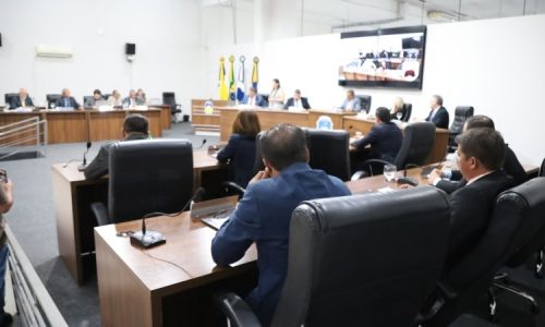 Câmara realiza duas sessões e aprova projetos em primeira e segunda votação