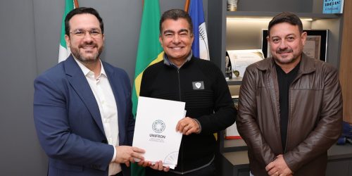 Prefeito Marçal Filho e secretário de saúde Márcio Figueiredo receberam o Diretor-geral da Unifron, Henrique Sartori
Foto: A. Frota