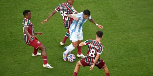 Flu vence o Ulsan após apagão (Foto: ANGELA WEISS / AFP