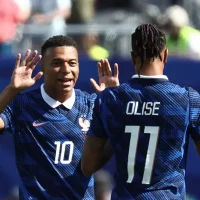 Mbappé comemora gol pela França com Olise (Foto: FRANCK FIFE / AFP