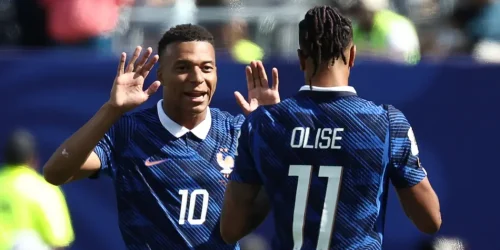 Mbappé comemora gol pela França com Olise (Foto: FRANCK FIFE / AFP