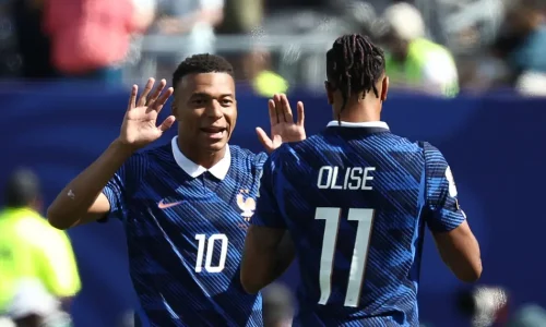 Mbappé comemora gol pela França com Olise (Foto: FRANCK FIFE / AFP