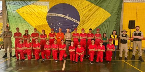 Adolescentes do programa “Agetran na Escola” durante atividades no Corpo de Bombeiros de Dourados. Divulgação/Assecom