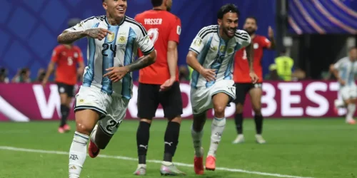 Enzo Fernández comemora gol da vitória da Argentina sobre o Egito, na Copa do Mundo (Foto: Odd Andersen/AFP)