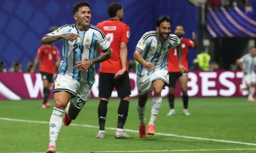 Enzo Fernández comemora gol da vitória da Argentina sobre o Egito, na Copa do Mundo (Foto: Odd Andersen/AFP)