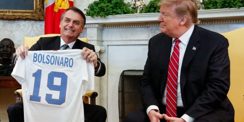 (Washington, DC - EUA 19/03/2019) O Senhor Donald Trump, Presidente dos Estados Unidos da América, entrega uma camisa personalizada, simbolizando o esporte nacional, ao Presidente da República Jair Bolsonaro. Foto: Isac Nóbrega/PR