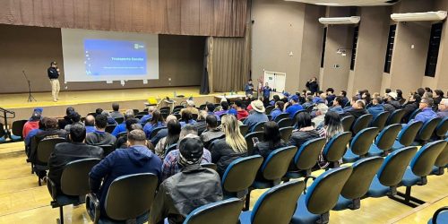 Motoristas, monitores e gestores da Educação participam de curso de capacitação no transporte escolar oferecido através da parceria da Prefeitura de Dourados com a PRF. Divulgação/Assecom