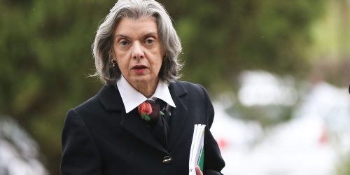 Brasília - A presidente do Supremo Tribunal Federal (STF), Cármen Lúcia, chega à Escola de Administração Fazendária (Esaf) para participar de reunião com secretários estaduais de Fazenda. (Marcelo Camargo/Agência Brasil)