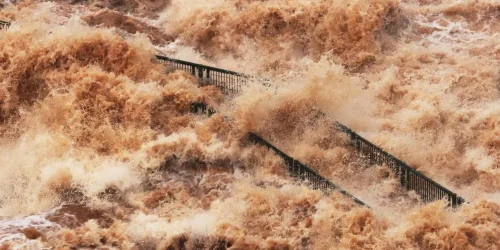 Cataratas do Iguaçu têm vazão nove vezes acima do normal, e parque é fechado na Argentina