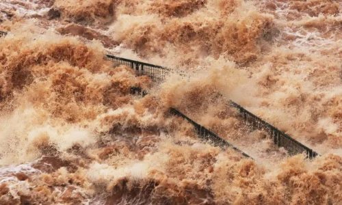 Cataratas do Iguaçu têm vazão nove vezes acima do normal, e parque é fechado na Argentina