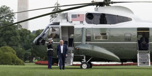 O presidente Donald Trump desembarca do Marine One no gramado sul da Casa Branca, terça-feira, 29 de julho de 2025, após uma viagem à Escócia. (Foto oficial da Casa Branca por Molly Riley)