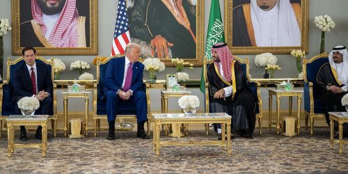 O presidente Donald Trump fala com o príncipe herdeiro saudita Mohammed Bin Salman Al Saud após sua chegada ao Aeroporto Internacional Rei Khalid em Riad, Arábia Saudita, terça-feira, 13 de maio de 2025. (Foto oficial da Casa Branca por Daniel Torok)