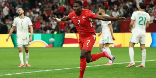 Embolo comemora gol da Suíça em cima da Argélia na Copa. (Foto: Emilee Chinn / GETTY IMAGES NORTH AMERICA / Getty Images via AFP)