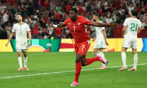 Embolo comemora gol da Suíça em cima da Argélia na Copa. (Foto: Emilee Chinn / GETTY IMAGES NORTH AMERICA / Getty Images via AFP)