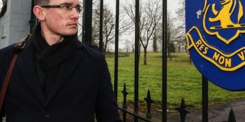 Enoch Burke do lado de fora da entrada da Wilson's Hospital School, em Westmeath. Foto: Gerry Mooney