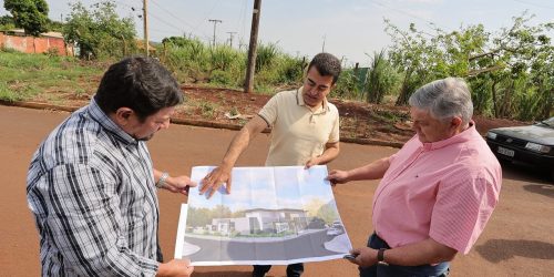 Prefeito Marçal Filho e secretários Márcio Figueiredo e Jorge de Lucia no local onde a obra será construída – Foto: A. Frota