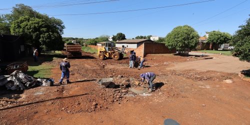 Intervenções envolvem abertura da via, nivelamento, compactação do solo e limpeza das redes de captação de águas pluviais – Foto: A. Frota
