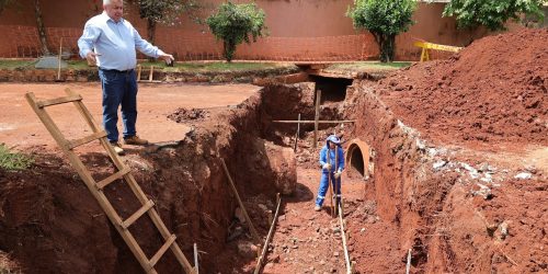 Secretário-adjunto da Semsur, Ângelo Augusto, explica que trabalho está sendo executado em uma das pistas e depois será realizado na outra, para eliminar alagamento da via – Foto: A. Frota 